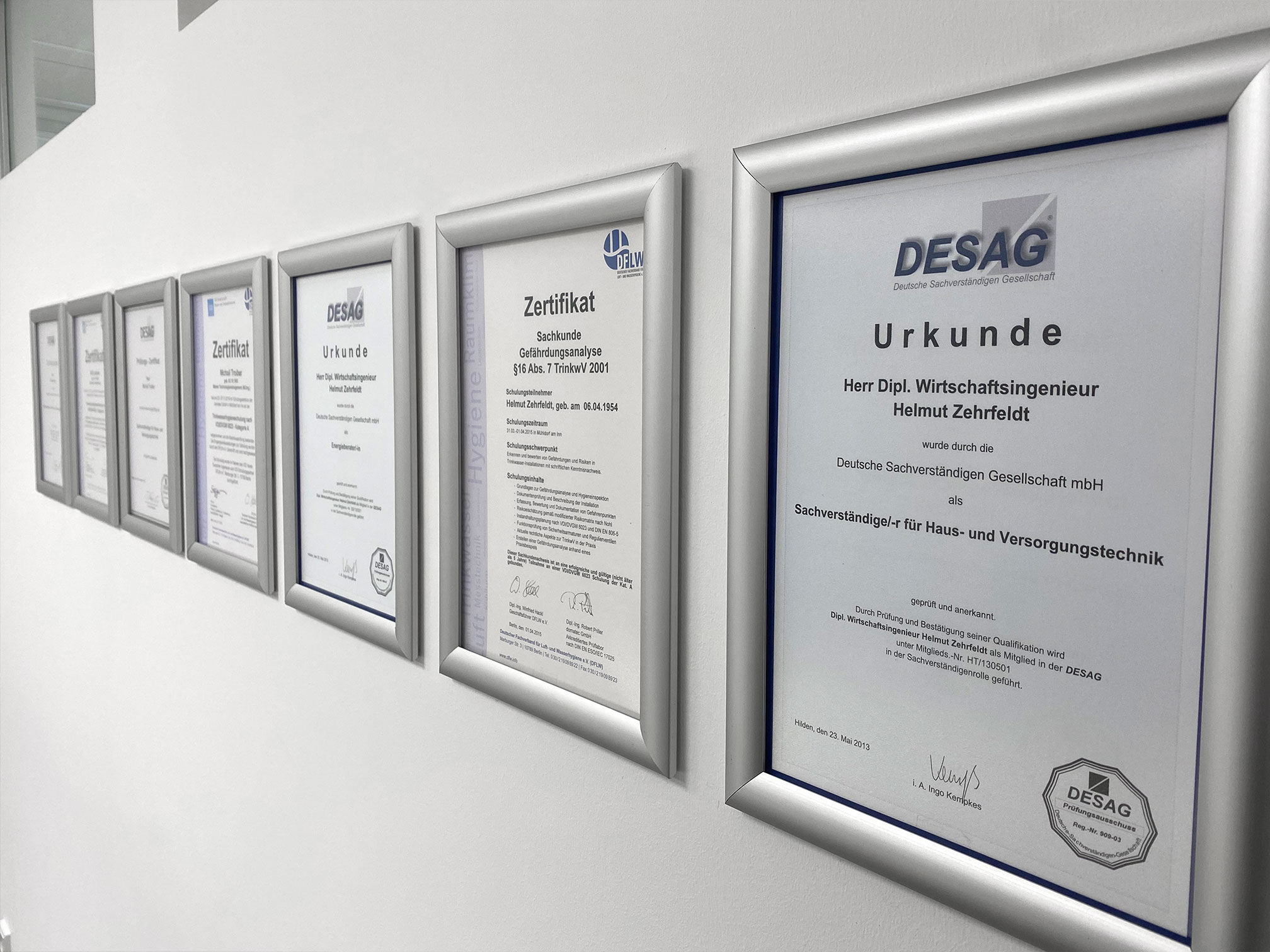 Cimex-Urkunden-wand